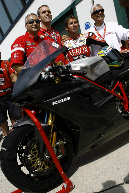 Бейлисс позирует со своей командой на фоне Ducati 1098 F08