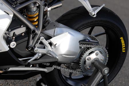 Pirelli Supercorsa Pro и полностью регулируемая Showa спереди и сзади