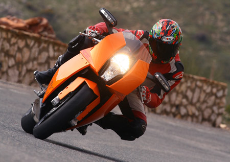Низкий центр тяжести обеспечивает великолепную управляемость KTM RC8
