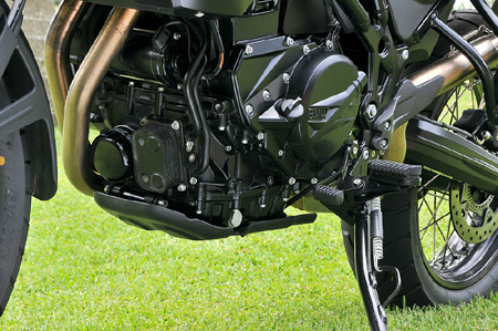 Движок BMW F 800 GS: все компактно, резинки с подножек легко снять