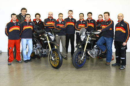 Команда разработчиков Aprilia Dorsoduro в сборе