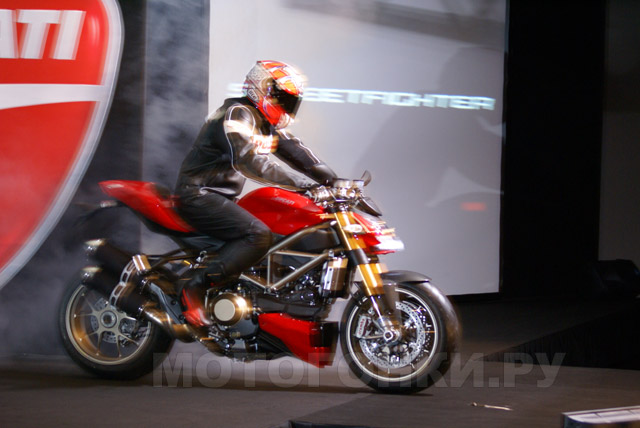 Выезд на подиум Ducati STREETFIGHTER 1098