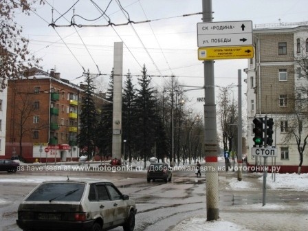 Еще через 150 м. проезжаете памятник Победы и двигаетесь в направление стадиона СК Родина