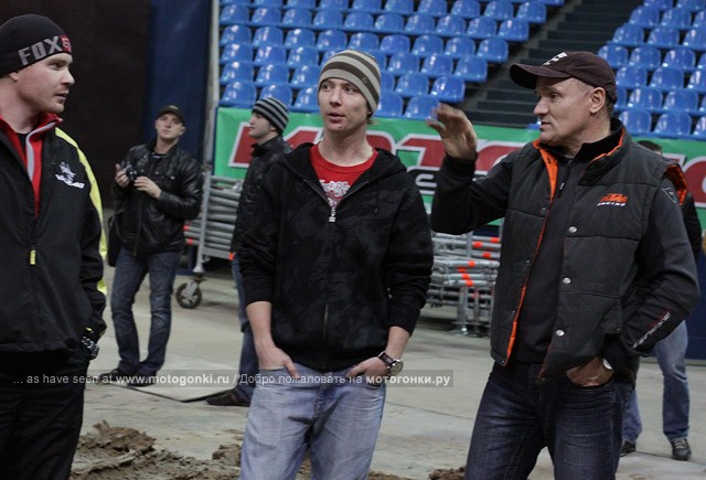 Нифонтов и Колесников на постройке фристайл-парка в ноябре 2008