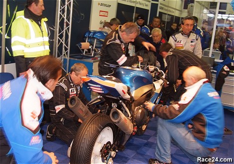 Suzuki Racing борется за жизнь своего байка - до финиша три часа