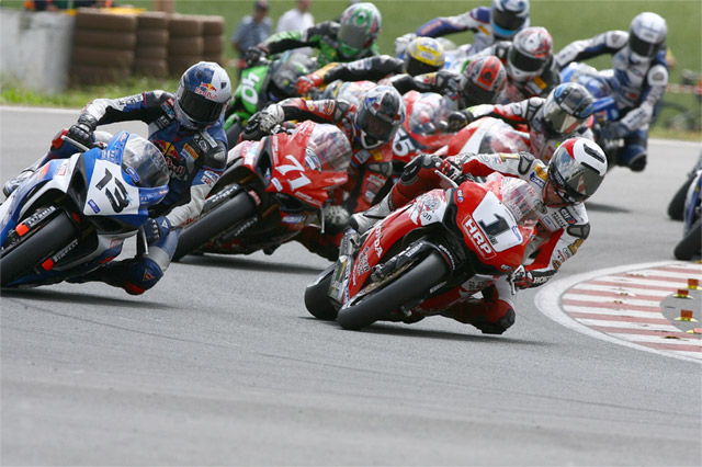 Мартин Бауэр ведет пелетон IDM Superbike