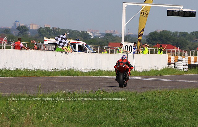 Здобников выигрывает первую гонку в классе SBK!