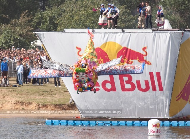 Дополнительное изображение к новости Red Bull Flugtag: победила ванна (Москва)