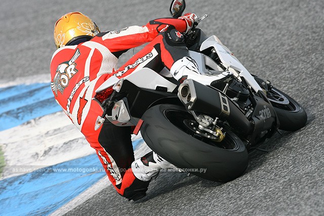Aprilia RSV4 R (2010) - Комфортно даже 2-метровому райдеру