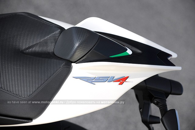 Aprilia RSV4 R (2010) - заднюю крышку теоретически можно заменить на еще одно сиденье... очень теоретически!