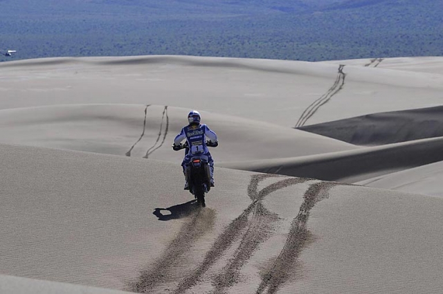 Дакар 2010: Сирил Депре преодолевает дюны перед тихоокеанским побережьем Чили