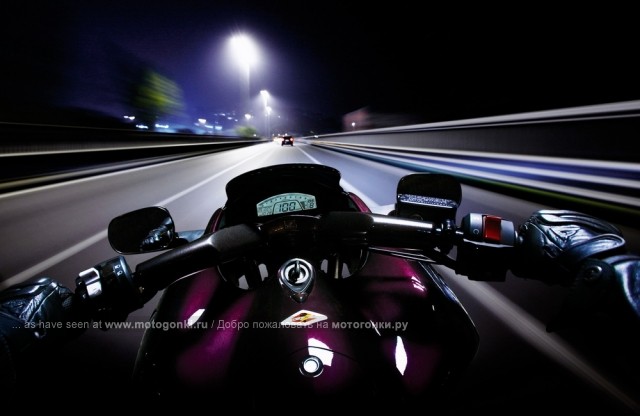 Honda DN-01 (2009) - вид на приборы и дорогу