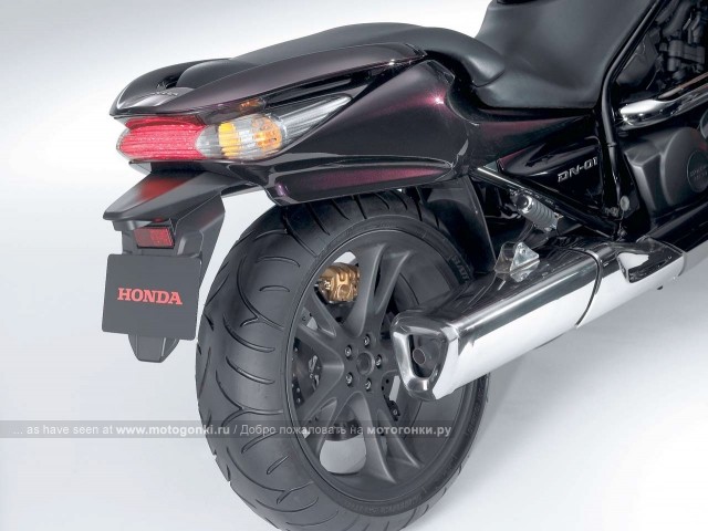 Honda DN-01 (2009) - крепление заднего колеса через консоль Pro Link