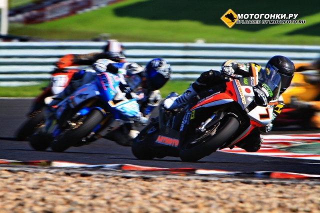 Максим Аверкин ведет за собой пелетон совместной гонки SSP-SBK