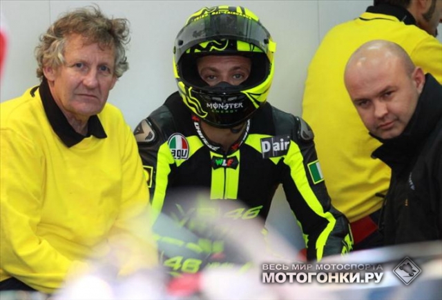Валентино в паддоке Ducati на тестах