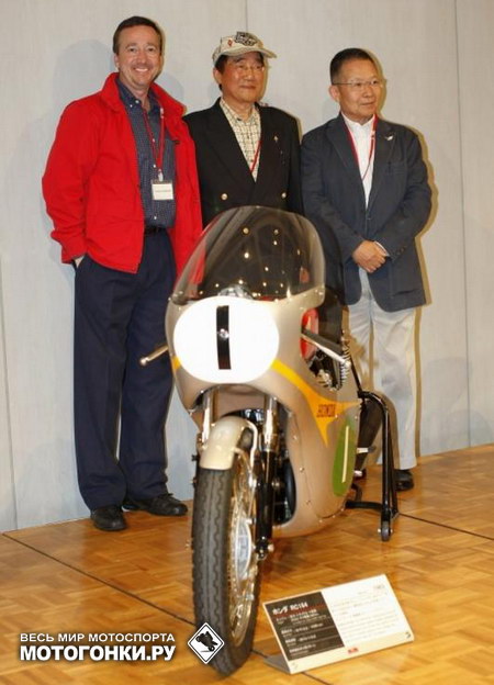 Исторические корни Honda: Спенсер, Танигучи и Такахаси на презентации Repsol Honda в 2009 Исторические корни Honda: Спенсер, Танигучи и Такахаси на презентации Repsol Honda в 2009