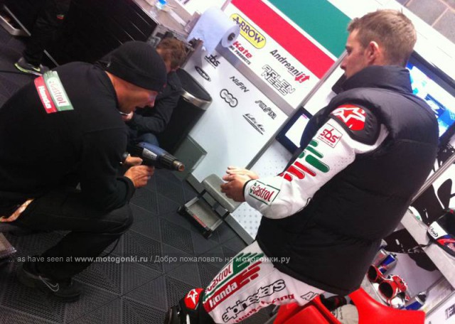 WSBK, CASTROL Honda: Риа греется в гараже перед квалификацией WSBK, CASTROL Honda: Риа греется в гараже перед квалификацией