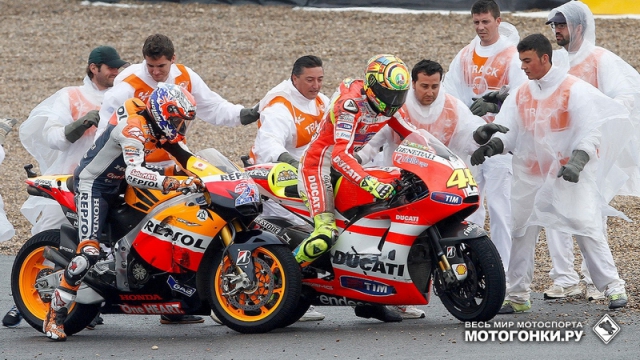 MotoGP: Маршалы столпились около Валентино и выполкали его обратно на трек MotoGP: Маршалы столпились около Валентино и выполкали его обратно на трек