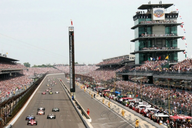 Старт юбилейного 100-го Indy 500 Старт юбилейного 100-го Indy 500