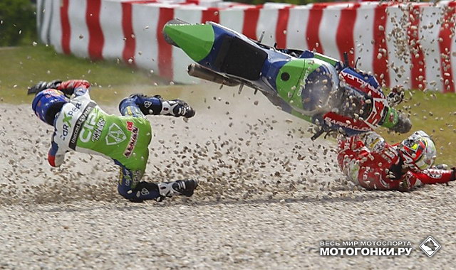 Moto2: столкновение Кенана Софуглу и Хулиана Симона Moto2: столкновение Кенана Софуглу и Хулиана Симона