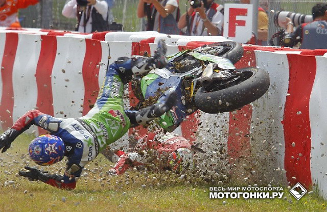 Moto2: столкновение Кенана Софуглу и Хулиана Симона Moto2: столкновение Кенана Софуглу и Хулиана Симона
