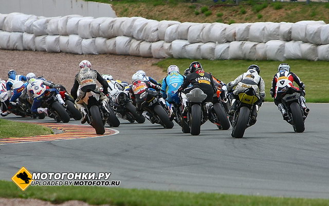Старт первой гонки IDM Supersport, 2 поворот Старт первой гонки IDM Supersport, 2 поворот