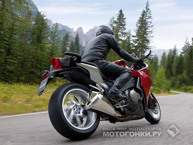 Тест-драйв: Honda VFR1200FD (2010) Тест-драйв: Honda VFR1200FD (2010)