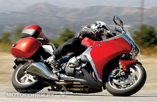 Honda VFR1200FD (2010) - большой и тяжелый, это чувствуется Honda VFR1200FD (2010) - большой и тяжелый, это чувствуется