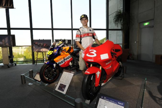 Хорхе Лоренцо рядом с самым первым YZR-M1 (2002) Хорхе Лоренцо рядом с самым первым YZR-M1 (2002)