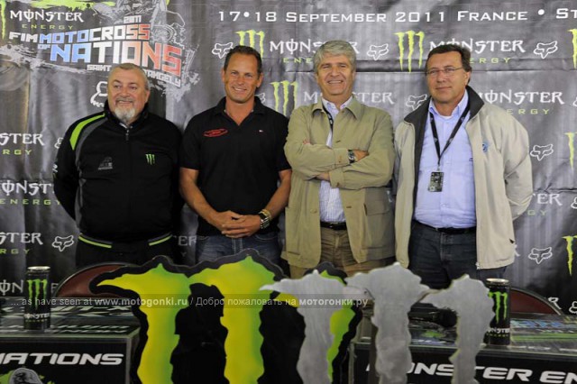 второй слева - Джон Ван Ден Берг - официальный тренер и ответственный за поиск талантов для Гран-При