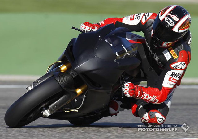 Алекс Хофманн на Aprilia RSV4 и Bridgestone в Валенсии Алекс Хофманн на Aprilia RSV4 и Bridgestone в Валенсии