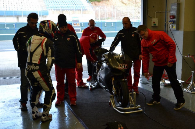 Аиртон Бадовини осваивает Ducati Panigale Аиртон Бадовини осваивает Ducati Panigale