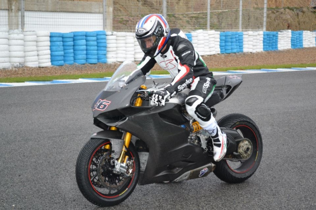 Аиртон Бадовини осваивает Ducati Panigale Аиртон Бадовини осваивает Ducati Panigale