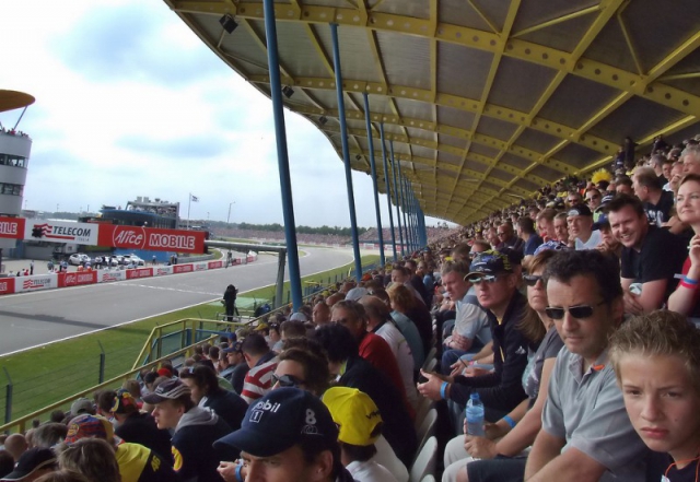 Вид на стартовую решетку и последнюю шикану с Grandstand Assen TT Circuit Вид на стартовую решетку и последнюю шикану с Grandstand Assen TT Circuit