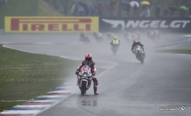 Джонатан Рэй лидирует в дождевой гонке WSBK в Ассене Джонатан Рэй лидирует в дождевой гонке WSBK в Ассене