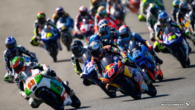 Старт одной из самых напряженных и близких гонок Moto3 - Гран-При Испании, Jerez de la Frontera Старт одной из самых напряженных и близких гонок Moto3 - Гран-При Испании, Jerez de la Frontera