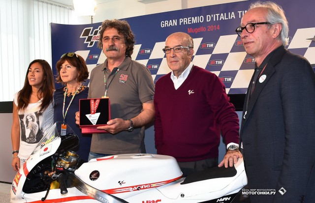Марко Симончелли возведен в ранг Легенды MotoGP: официальная церемония с участием Президента Dorna Sports Кармело Эспелеты, Президента FIM Вито Ипполито и отца Марко, Паоло Симончелли и другие Марко Симончелли возведен в ранг Легенды MotoGP: официальная церемония с участием Президента Dorna Sports Кармело Эспелеты, Президента FIM Вито Ипполито и отца Марко, Паоло Симончелли и другие