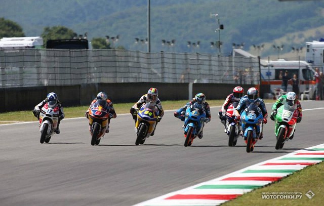 Кто смелее Джека Миллера? Гран-При Италии, класс Moto3: лидеры гонки - семь пилотов заходят в первый поворот Mugello Circuit в ряд Кто смелее Джека Миллера? Гран-При Италии, класс Moto3: лидеры гонки - семь пилотов заходят в первый поворот Mugello Circuit в ряд