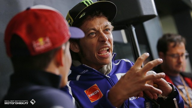 Гран-При Великобритании, Silverstone, MotoGP: Валентино Росси что-то эмоционально рассказывает Марку Гран-При Великобритании, Silverstone, MotoGP: Валентино Росси что-то эмоционально рассказывает Марку