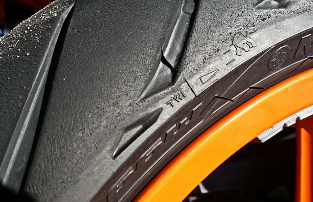 Тест-драйв KTM RC 390 (2015): после нескольких сессий профиль Metzeler Sportec M5 выкатан почти полностью Тест-драйв KTM RC 390 (2015): после нескольких сессий профиль Metzeler Sportec M5 выкатан почти полностью