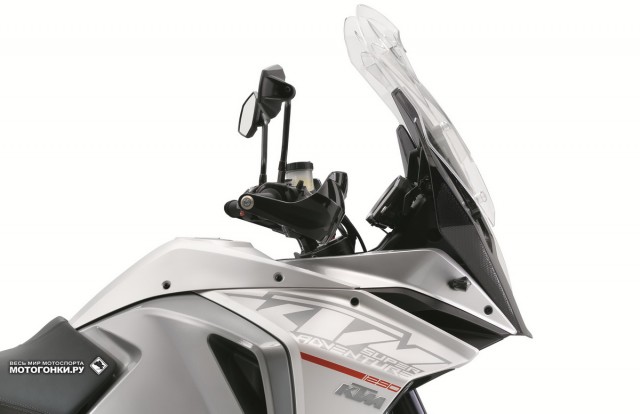 KTM 1290 Super Adventure: более развитый пластик и ветровик с изменяемой высотой - для большей средней скорости и комфорта KTM 1290 Super Adventure: более развитый пластик и ветровик с изменяемой высотой - для большей средней скорости и комфорта