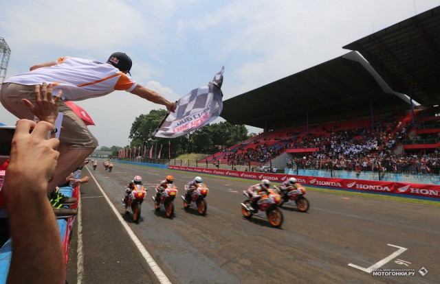MotoGP - Дани Педроса и Марк Маркес посетили Sentul International в Индонезии по пути в Сепанг MotoGP - Дани Педроса и Марк Маркес посетили Sentul International в Индонезии по пути в Сепанг