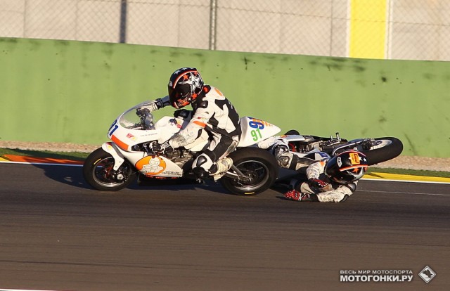 Cuna de Campeones 2014 Valencia: хай-сайд после контакта с соперником - помните Гран-При Валенсии 2013... Лоренцо и Педроса? Тогда обошлось. Cuna de Campeones 2014 Valencia: хай-сайд после контакта с соперником - помните Гран-При Валенсии 2013... Лоренцо и Педроса? Тогда обошлось.