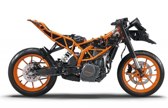 Шасси KTM RC 390 (2015): рама отличается от Duke - она короче, наклон вилки острее, колесная база меньше, совсем другие подвески Шасси KTM RC 390 (2015): рама отличается от Duke - она короче, наклон вилки острее, колесная база меньше, совсем другие подвески