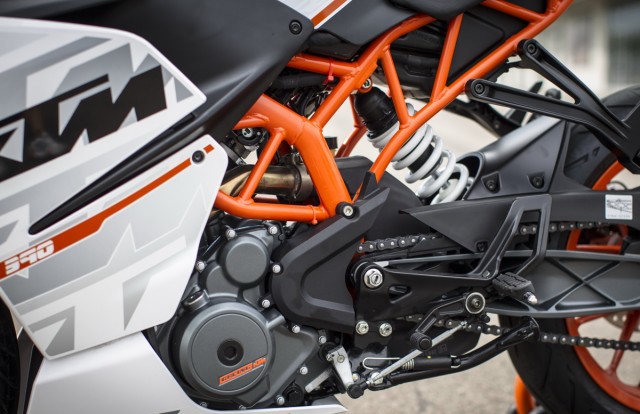 Шасси KTM RC 390 (2015) отличается от Duke, оно короче на 28 мм и имеет другую геометрию Шасси KTM RC 390 (2015) отличается от Duke, оно короче на 28 мм и имеет другую геометрию