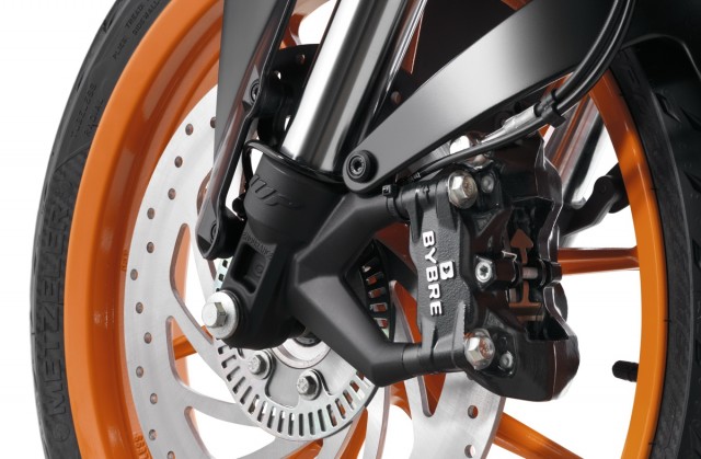 KTM RC 390 (2015) оснащен одним тормозным диском 300мм и 4-поршневым радиальным суппортом Bybre (By Brembo) KTM RC 390 (2015) оснащен одним тормозным диском 300мм и 4-поршневым радиальным суппортом Bybre (By Brembo)