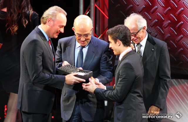 FIM MotoGP AWARDS 2014: Вито Ипполито и Кармело Эспелета вручают Маркесу чемпионскую табличку для установки в Башню Чемпионов FIM MotoGP AWARDS 2014: Вито Ипполито и Кармело Эспелета вручают Маркесу чемпионскую табличку для установки в Башню Чемпионов