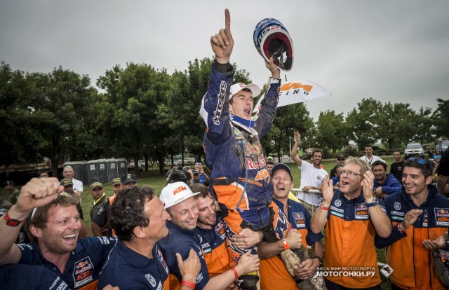 Ралли Дакар 2015: KTM Factory Racing носит на руках победителя гонки Марка Кома Ралли Дакар 2015: KTM Factory Racing носит на руках победителя гонки Марка Кома