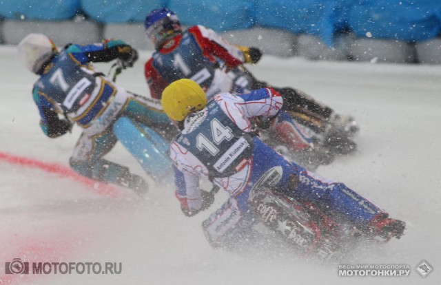 FIM Ice Speedway Gladiators 2015 RD1 Krasnogorsk: 2nd heat - Gunter Bauer & Daniil Ivanov crash sequence FIM Ice Speedway Gladiators 2015 RD1 Krasnogorsk: 2nd heat - Gunter Bauer & Daniil Ivanov crash sequence