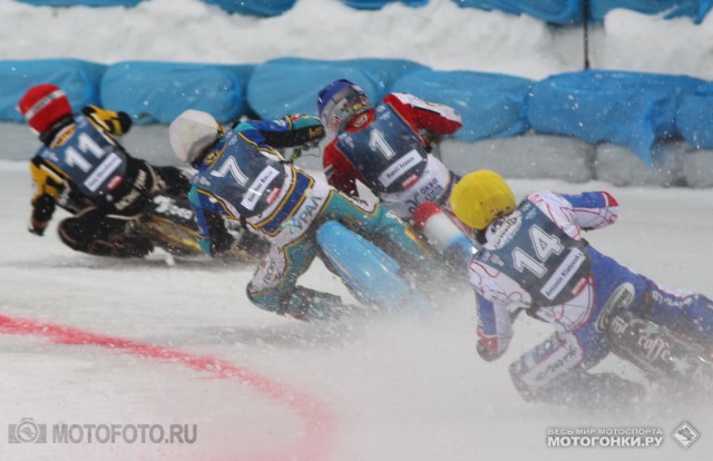 FIM Ice Speedway Gladiators 2015 RD1 Krasnogorsk: 2nd heat - Gunter Bauer & Daniil Ivanov crash sequence FIM Ice Speedway Gladiators 2015 RD1 Krasnogorsk: 2nd heat - Gunter Bauer & Daniil Ivanov crash sequence